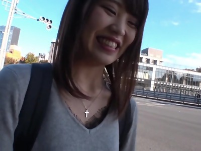 パンティーの上からクリトリスを刺激していると可愛らしい喘ぎ声
